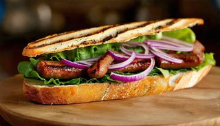 Sandwich  Pain Beldi Saucisses De Viande Avec Boisson