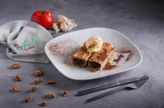 Pita sa jabukama i suvim šljivama sa sladoledom