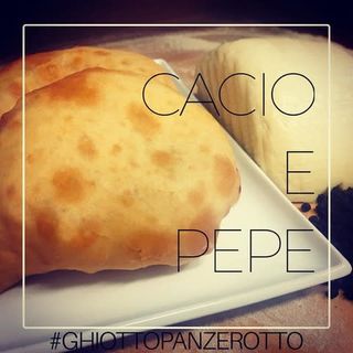 Panzerotto Fritto con Cacio e Pepe