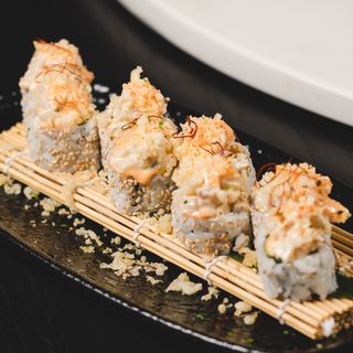Hamachi tarter roll