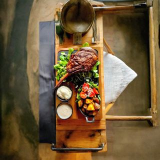 Tomahawk cu cartofi crocanți, rucola si sos de hribe