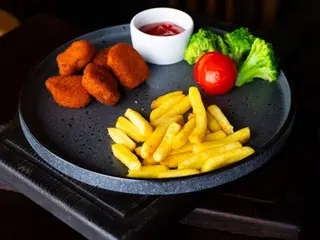 Картопля фрі з нагетсами (330g)