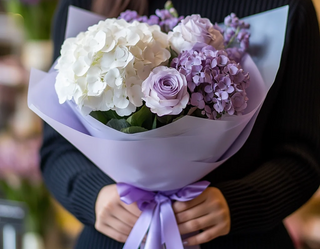Buchet hortensie albă și trandafiri lila