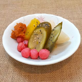 Encurtidos variados con salsa de miso