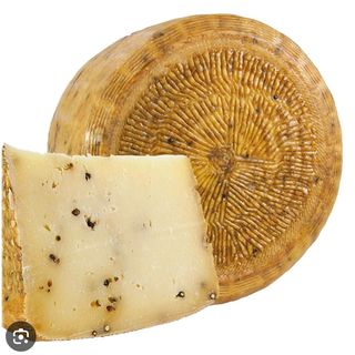 Formaggio Siciliano stagionato al pepe nero