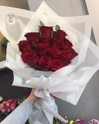 #13. 15 წითელი პრემიუმ ხარისხის ჰოლანდიური ვარდის თაიგული