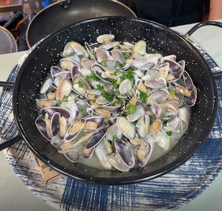 Ración De Coquinas en Salsa