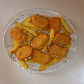 Menú De Nuggets De Pollo Con Patatas Y Bebida 