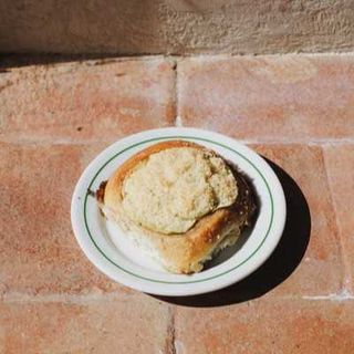 Rolo de Canela c/ Maçã e Crumble