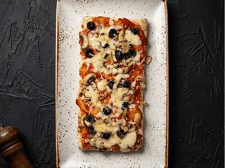Pinsa Funghi, Olive & Salame