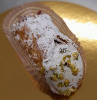 Cannolo alla ricotta medio