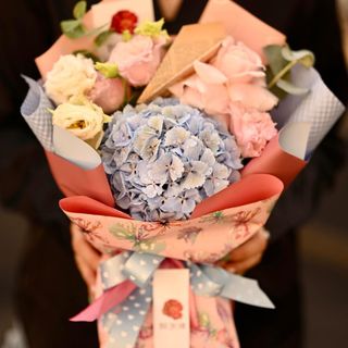 Aranjament floral cu hortensie baby blue și nuanțe de roz