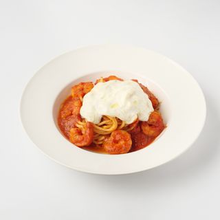 Паста с креветками и страчателлой в томатном соусе