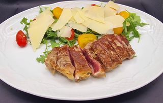 Tagliata di manzo con rucola. grana e datterino 250gr