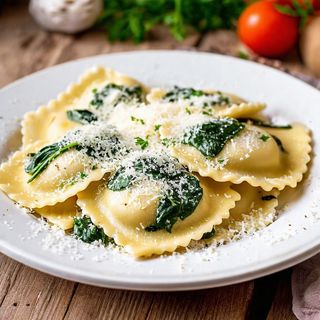 Pierogi Włoskie podawane z sosem 