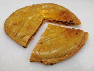 Un Cuarto de Empanada Gallega de Bacalao con Pasas