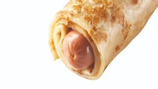 Блин с сосиской и соусом