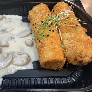 Млинчики з мʼясом в хрусткій паніровці з вершковим соусом з грибами (290г)