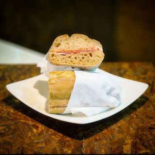 Bocadillo De Jamón Serrano  Especial Con Tomate