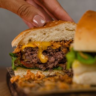 Hamburguer crocante em pão