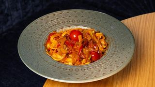 ტალიატელი ბოსტნეულით და პომიდვრის სოუსით