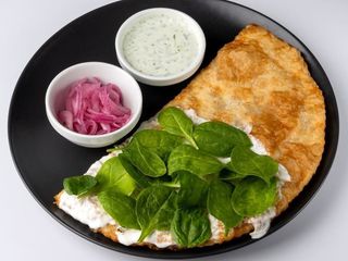 Чебурек зі шпинатом та вершками (200g)