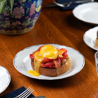 კვერცხი ბენედიქტი ბრიოშზე გამოყვანილი ორაგულით