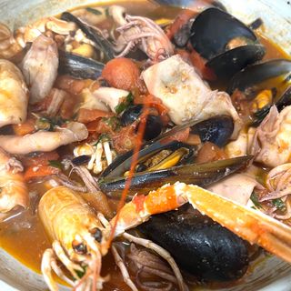 Zuppetta di mare con molluschi e frutti di mare 