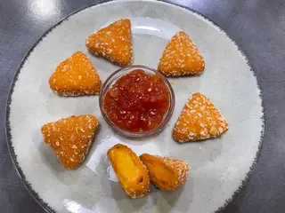 Nachos rellenos de queso Cheddar