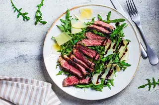 Tagliata di manzo con rucola e parmigiano