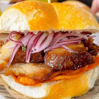 Pan con chicharrón de cerdo