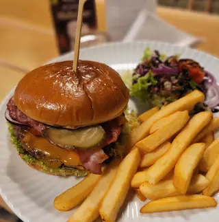 Burger z jelenia z frytkami
