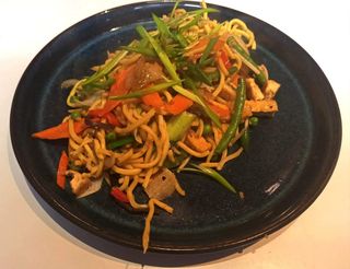 Chao Mien smażony makaron zbożowy z warzywami i krewetką