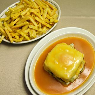 Francesinha com Batata e Ovo