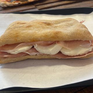 Panino prosciutto cotto e mozzarella