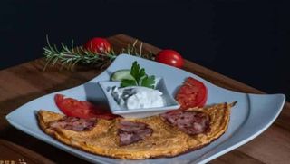 Omlet sa suhim mesom