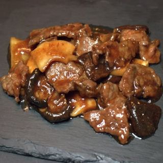 Ternera con bambú y setas chinas