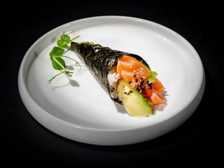 Temaki sake avocado