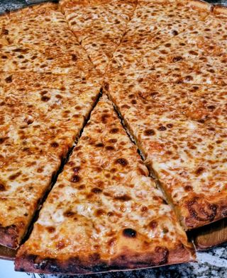 Пица с Моцарела ,кашкавал, доматена паста с подправки