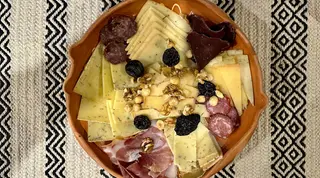 Platou branzeturi si mezeluri maturate