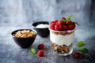 Yogur Griego con Granola y Mango