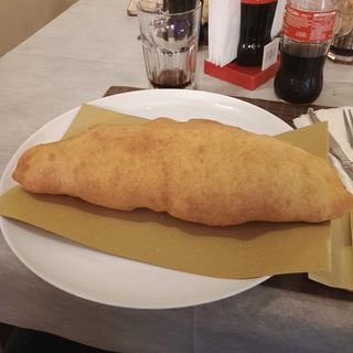 Pizza fritta completa