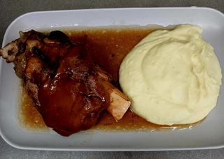 Codillo Asado Con Puré De Patata