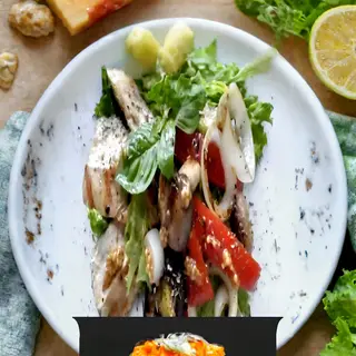 Салат-гриль з куркою та овочами під діджонським соусом