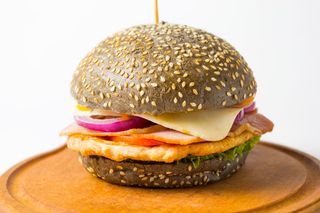 Бургер з куркою та беконом (270/100/50г)