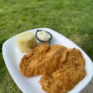 Pohovane pileće šnicle sa rižom i tartar sosom