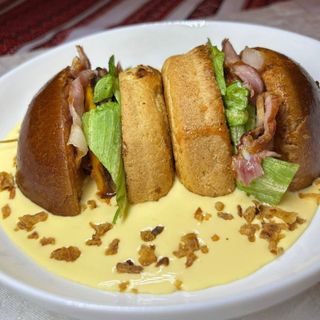 Бургер з свинячою котлетою фірмовий