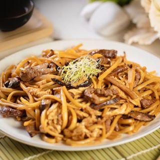 Tallarines Fritos con Ternera Añojo