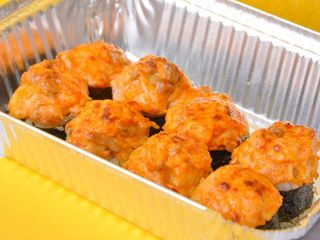 Запечений рол з лососем спайсі (0,300g)