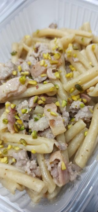 Casarecce con salsiccia, bacon e pistacchio